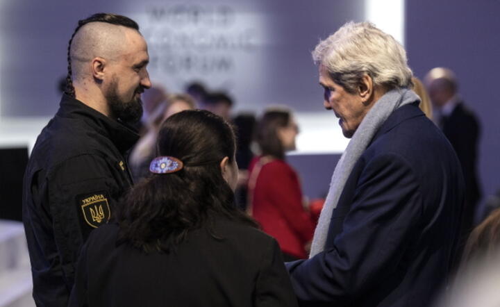 John Kerry (P) na forum w Davos w rozmowie z ministrem przemysłu Ukrainy Oleksandrem Kamyszynem (L) / autor: PAP/EPA/GIAN EHRENZELLER