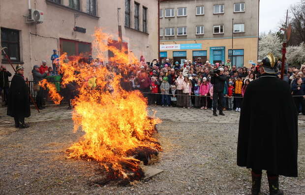 Płonąca słomiana kukła Judosza w Skoczowie / autor: PAP/Jarek Praszkiewicz