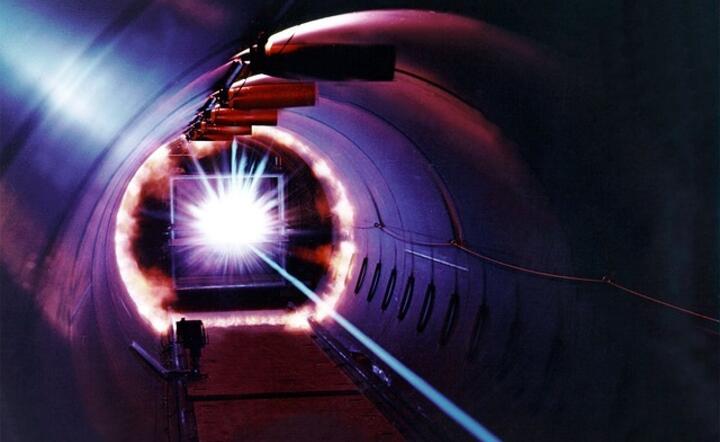 Broń energetyczna kierowana laserowo (LDEW) może uderzać z prędkością światła / autor: Pixabay