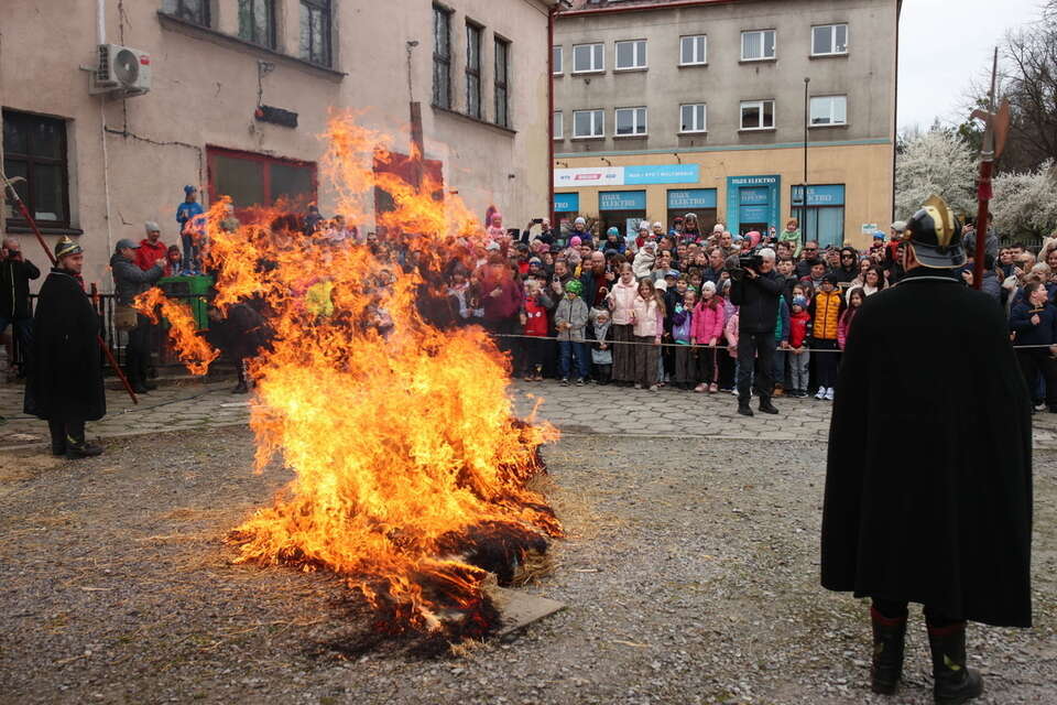 Płonąca słomiana kukła Judosza w Skoczowie / autor: PAP/Jarek Praszkiewicz