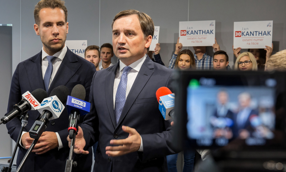  Minister sprawiedliwości Zbigniew Ziobro (C) oraz rzecznik prasowy ministra sprawiedliwości Jan Kanthak (L) podczas konferencji prasowej / autor: PAP/Wojtek Jargiło