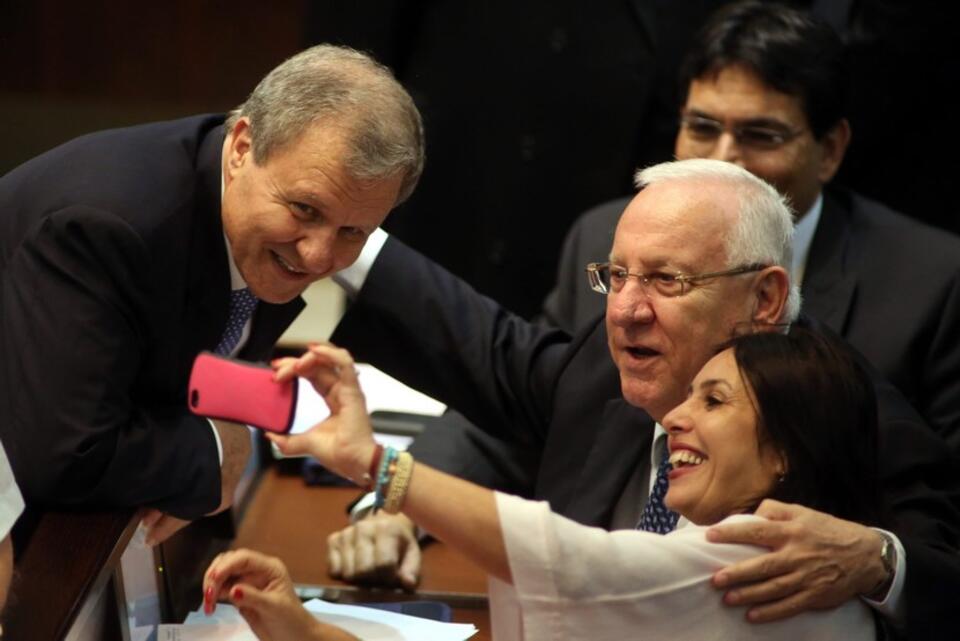 Riwlin (w środku) pozuje do selfie; fot. PAP/EPA