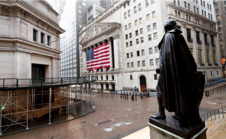 Wall Street z widokiem na pomnik George'a Washingtona  i nowojorskiej giełdy papierów wartościowych w Nowym Jorku, Nowym Jorku, USA, 13 kwietnia 2020 r / autor: PAP / EPA.