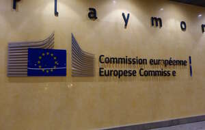 Polityczna uznaniowość na pełnej - KE blokuje 16 mld euro z SAFE dla Węgier. Na zdjęciu wnętrze budynku Komisji Europejskiej / autor: Fratria