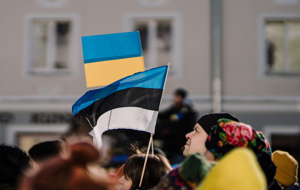 Flagi Estonii i Ukrainy / autor: wikimedia.commons: Mana Kaasik/26 February 2022/https://creativecommons.org/licenses/by-sa/4.0/