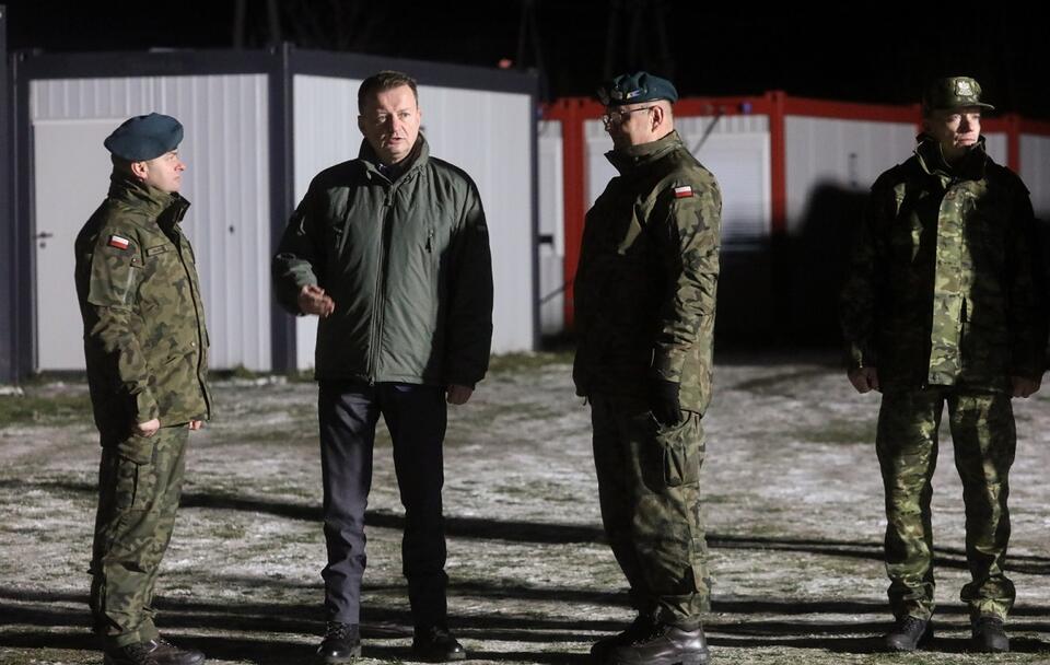 Szef MON odwiedził żołnierzy w obozowisku wojskowym w miejscowości Nowa Łuka / autor: PAP/Artur Reszko