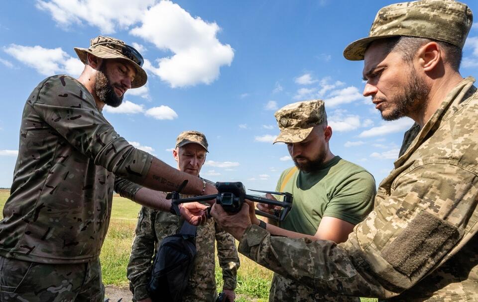 Ukraińscy żołnierze testują drona / autor: PAP/Mykola Kalyeniak