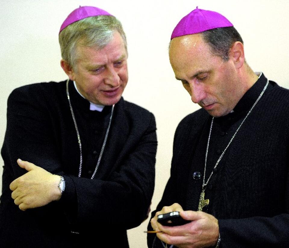 Biskup pomocniczy archidiecezji gdańskiej Ryszard Kasyna i biskup pomocniczy archidiecezji gnieźnieńskiej biskup Wojciech Polak. PAP