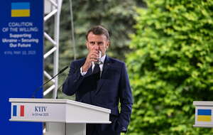 Prezydent Republiki Francuskiej Emmanuel Macron podczas konferencji prasowj przed Pałacem Maryjskim w Kijowie / autor: PAP/Darek Delmanowicz