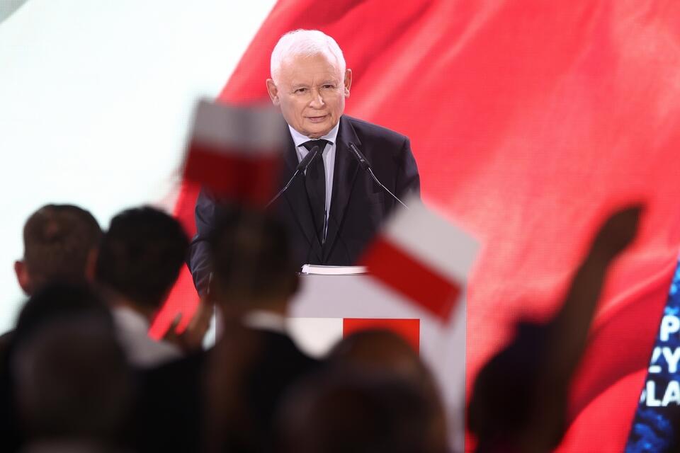 Prezes PiS Jarosław Kaczyński podczas konferencji programowej Prawa i Sprawiedliwości w Końskich. / autor: PAP/Łukasz Gągulski