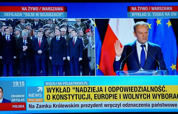 Niektóre stacje telewizyjne dzieliły obraz - parada wojskowa po lewej, wystąpienie Tuska po prawej / autor: wPolityce.pl
