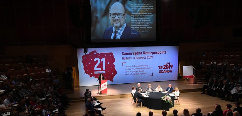 Prezydent miasta Aleksandra Dulkiewicz przemawia podczas sesji 'Samorządna Rzeczpospolita', 4 bm. w Polskiej Filharmonii Bałtyckiej na Ołowiance, w ramach obchodów 30. rocznicy wyborów 4 czerwca 1989 r. / autor: PAP/Adam Warżawa