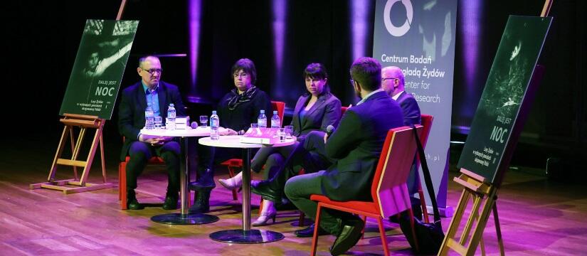 Od lewej: dyrektor muzeum POLIN Dariusz Stola, Barbara Engelking, Karolina Panz, Andrzej Grabowski i prowadzący Marcin Zaremba podczas przedpremierowej prezentacji książki 'Dalej jest noc. Losy Żydów w wybranych powiatach' / autor: PAP/Tomasz Gzell