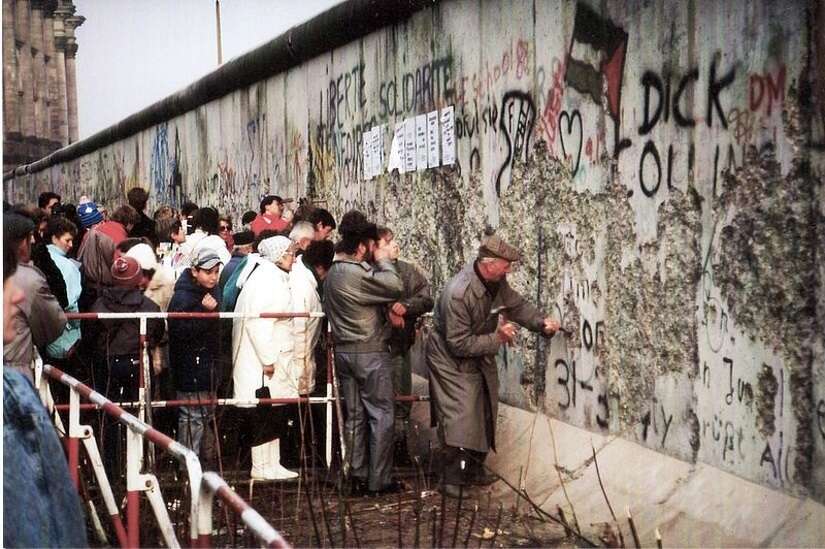 Mur Berliński między Reichstag'iem i Bramą Brandenburską 1989 / autor: wikipedia.pl/Superikonoskop