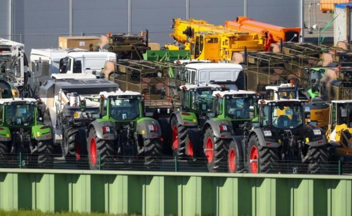 Ciągniki, dźwigi i pojazdy wojskowe czekają na eksport w porcie Bremerhaven w północnych Niemczech, 25 marca 2020 r.  / autor: Autor PAP / EPA / FOCKE STRANGMANN