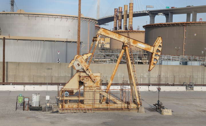 Pompa do przeładunku ropy naftową w porcie Long Beach w Kalifornii / autor: PAP/EPA/CHRIS TORRES 