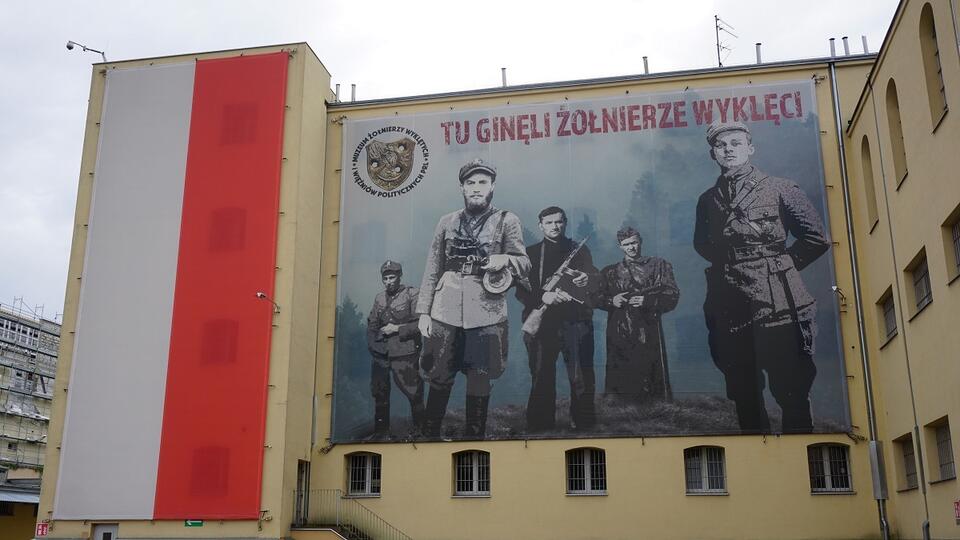 Muzeum Żołnierzy Wyklętych i Więźniów Politycznych PRL przy ulicy Rakowieckiej w Warszawie  / autor: fratria