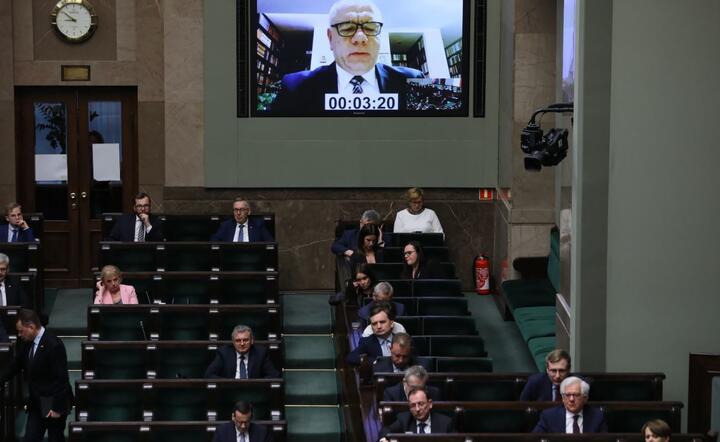 Wicepremier, minister aktywów państwowych Jacek Sasin (na ekranie) na sali obrad w drugim dniu posiedzenia Sejmu / autor: PAP/Leszek Szymański