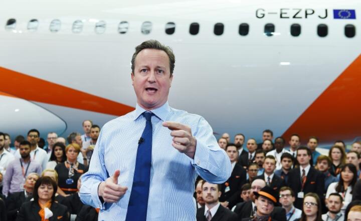 Premier David Cameron przekonuje do pozostania w UE na spotkaniu na lotnisku w Luton. Teraz będzie musiał liczyć się z ograniczeniami w finansowaniu kampanii prounijnej, fot. PAP/EPA/ANDY RAIN 