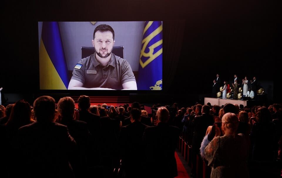 Wołodymyr Zełenski przemawia do uczestników festiwalu w Cannes / autor: PAP/EPA/CLEMENS BILAN