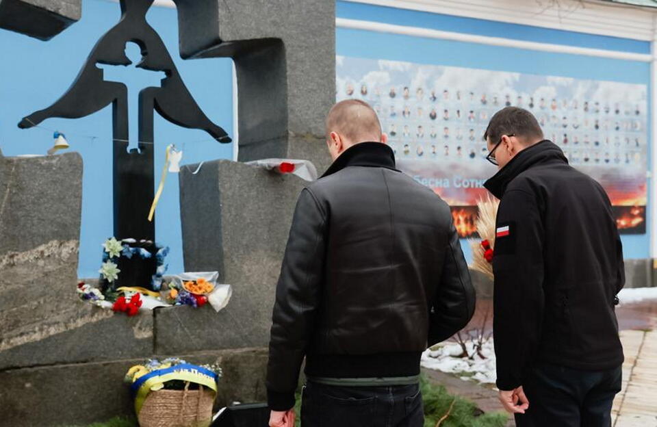 Mateusz Morawiecki złożył kwiaty przed Pomnikiem Ofiar Wielkiego Głodu / autor: screenshot Twitter @PremierRP