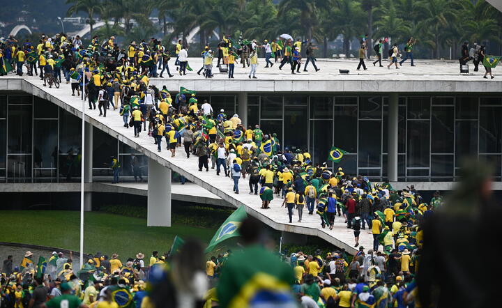 Brazylia. Bolsonaryści niszczą mienie w Sądzie Najwyższym