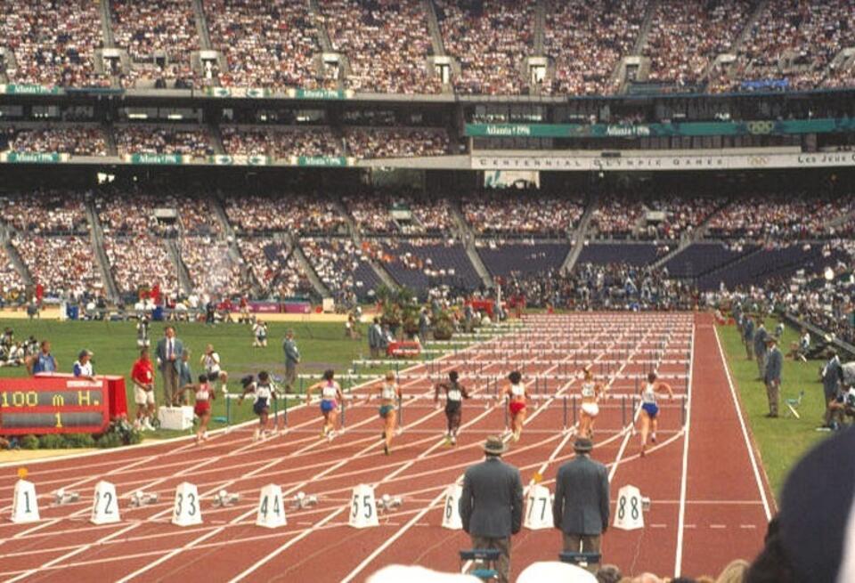 100 m przeszkód Olimpiada 1996 w Atlancie / autor: screen wikipedia.pl
