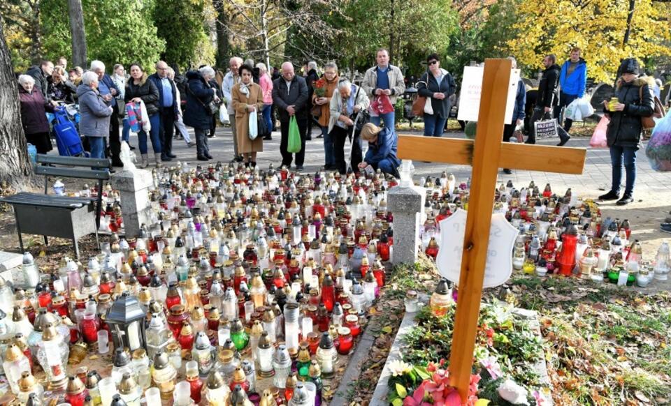 WROCŁAW DZIEŃ WSZYSTKICH ŚWIĘTYCH CMENTARZ OSOBOWICKI / autor: 	PAP/Maciej Kulczyński