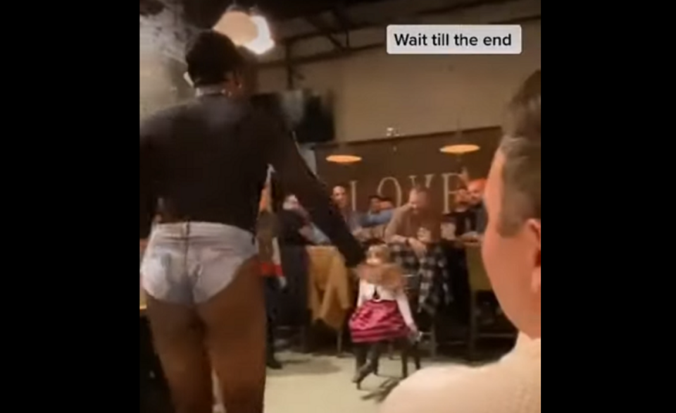 Drag queen tańczy przed przerażoną dziewczynką / autor: Screen/You Tube