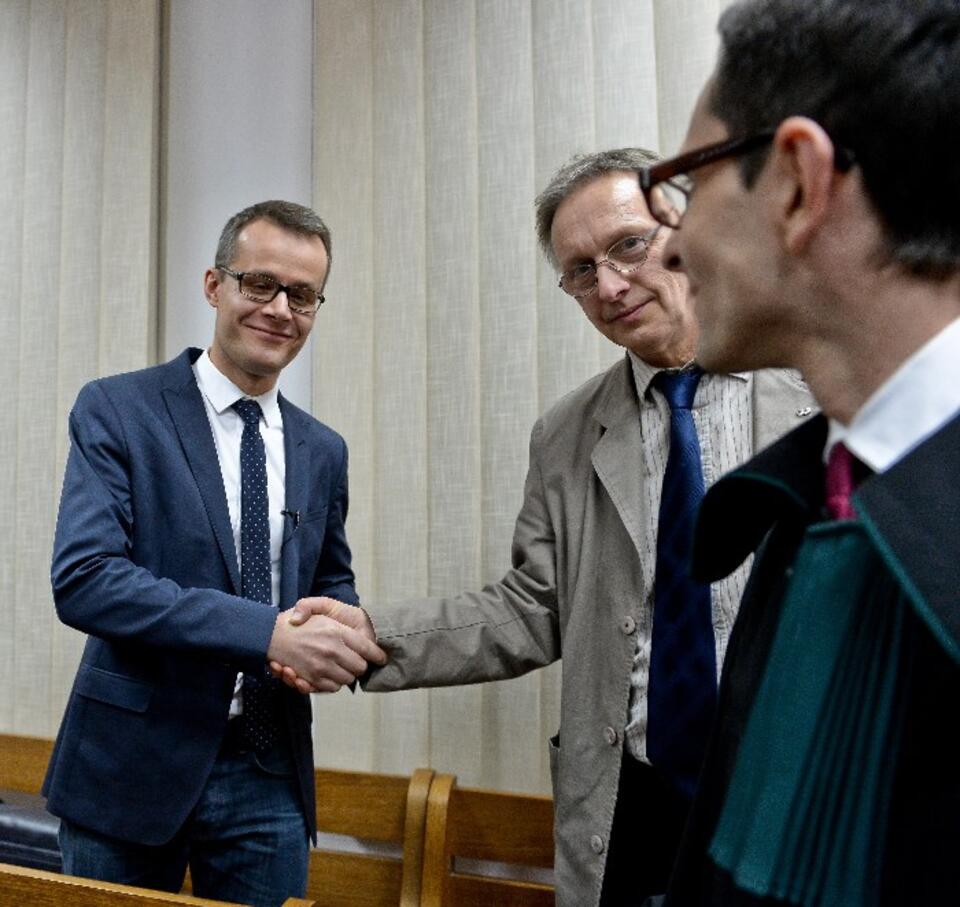 Fotoreporter PAP Tomasz Gzell i dziennikarz TV Republika Jan Pawlicki (po lewej) na sali rozpraw po ogłoszeniu wyroku. Fot. Marcin Obara PAP