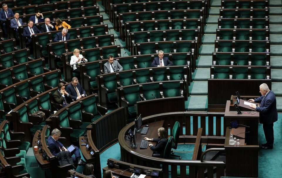 Czesław Siekierski przemawia z mównicy sejmowej / autor: PAP/Paweł Supernak
