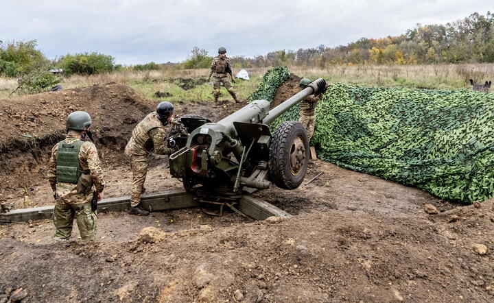 ukraińscy artylerzyści celują z haubicy do rosyjskich najeźdźców / autor: fotoserwis PAP