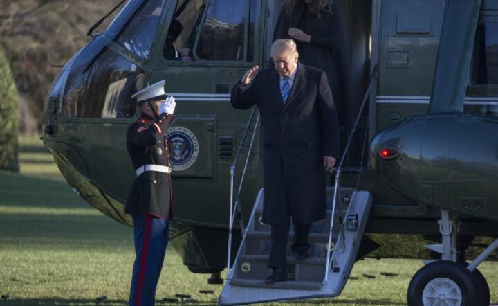 Prezydent USA Donald Trump po powrocie do Biaełgo Domu / autor: fot. PAP/EPA/ Chris Kleponis