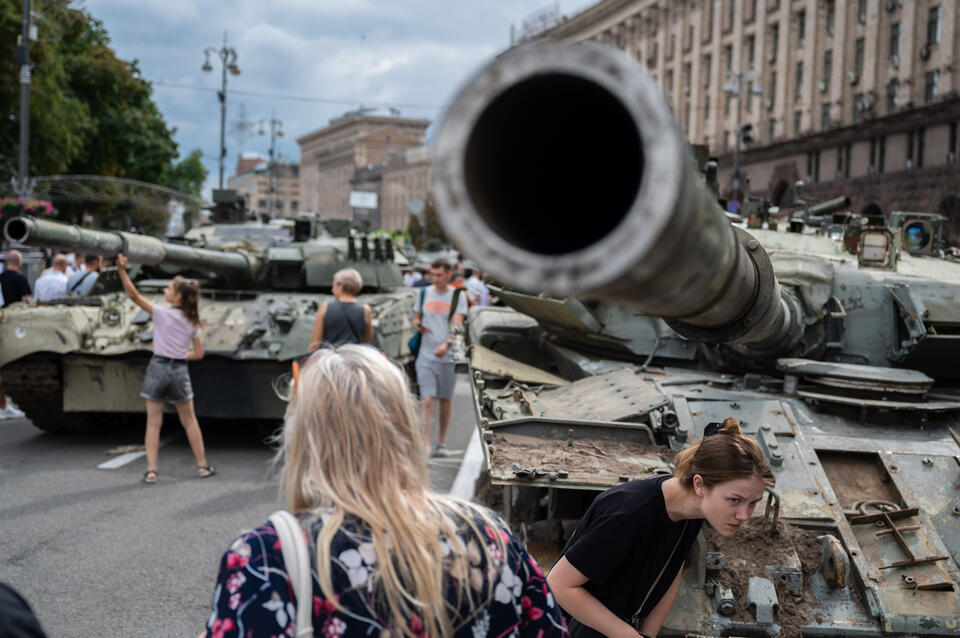 Wystawa zniszczonego rosyjskiego sprzętu wojskowego na głównej alei Kijowa. / autor: PAP/VIACHESLAV RATYNSKYI