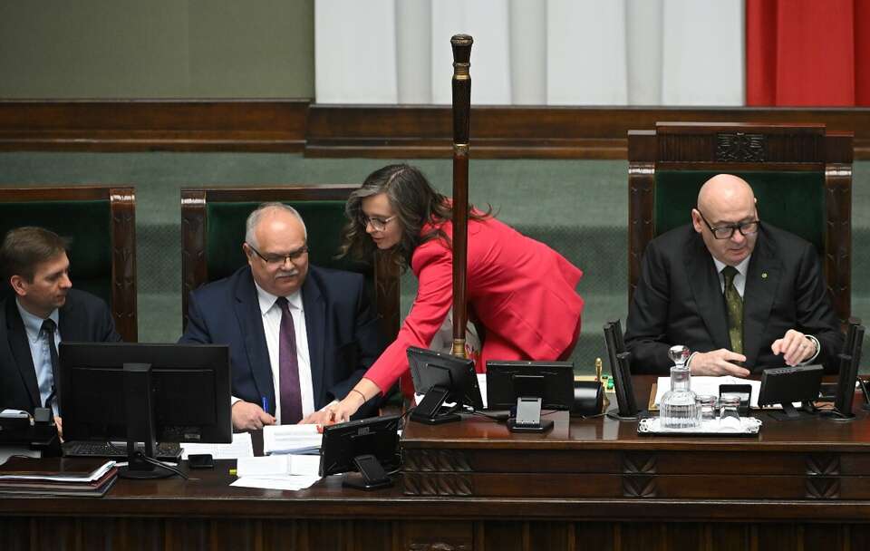 Obłęd! Klaudia Jachira w Sejmie rozdaje... cukierki