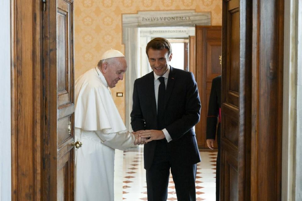 Prezydent Francji podczas prywatnej audiencji u papieża Franciszka / autor: PAP/EPA/VATICAN MEDIA HANDOUT