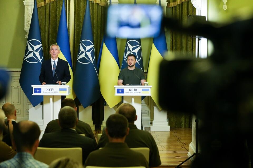 Prezydent Ukrainy Wołodymyr Zełenski oraz sekretarz generalny NATO Jens Stoltenberg na konferencji prasowej po spotkaniu w Kijowie / autor: PAP/Viktor Kovalchuk
