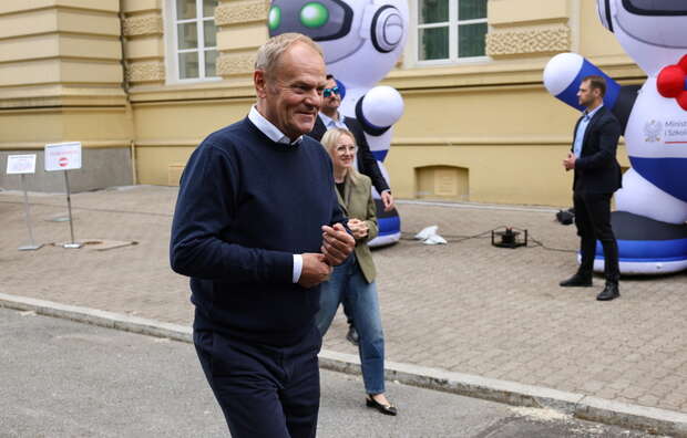 Donald Tusk na terenie KPRM / autor: PAP/Albert Zawada