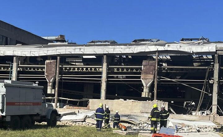 Zniszczenia po rosyjskim ataku na fabrykę w Łucku / autor: PAP/RO