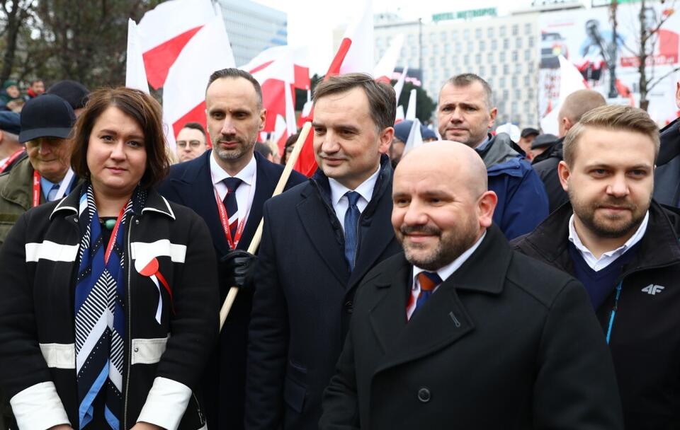 Minister Zbigniew Ziobro z politykami Solidarnej Polski podczas Marszu Niepodległości / autor: PAP/Rafał Guz