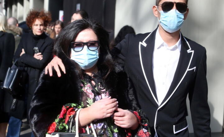 Nawet pokazy mody Dolce and Gabbana w Mediolanie odbywały się pod znakiem strachu przed wirusem / autor: PAP/EPA/MATTEO BAZZI