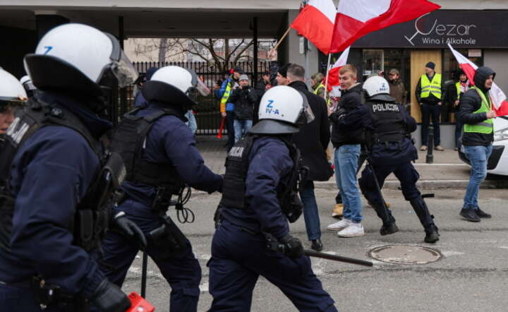 Bezpośrednie starcie policji z demonstrantami / autor: PAP/Paweł Supernak