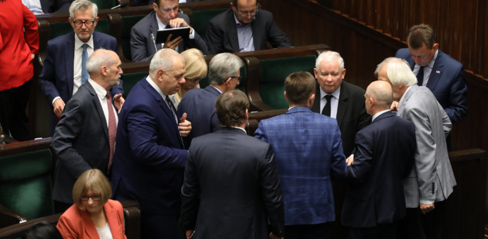 Posiedzenie Sejmu, prezes PiS ze współpracownikami. / autor: Flickr: Sejm RP