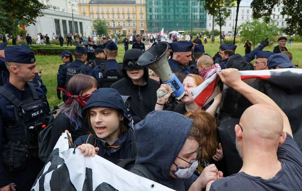 Skrajna lewica próbuje zakłócić marsz przeciwko migracji / autor: PAP/Paweł Supernak