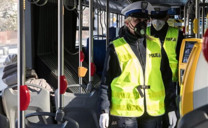 unkcjonariusze policji w Krakowie, podczas kontroli ilości pasażerów podróżujących autobusami, 30 bm. / autor: PAP/Łukasz Gągulski