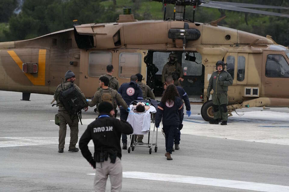 Ranny Izraelczyk zostaje przetransportowany drogą powietrzną helikopterem wojskowym po tym, jak został ranny w wyniku rakiety wystrzelonej z południowego Libanu, która uderzyła w miasto Safed / autor: PAP/EPA/AYAL MARGOLIN