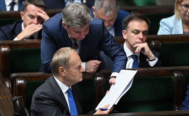 Premier Donald Tusk (2L), szef KPRM Jan Grabiec (3L) i minister finansów i gospodarki Andrzej Domański (2P) na sali posiedzeń Sejmu, 15 maja / autor: PAP/Radek Pietruszka