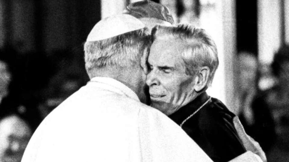 na zdj. archiwalnym Abp Fulton Sheen i św. Jan Paweł II / autor: Vatican Media