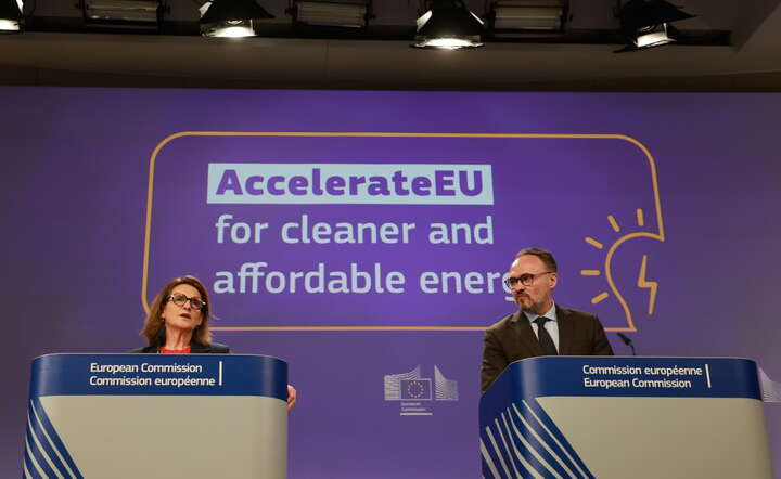 Wiceszefowa KE Teresa Ribera (L) i unijny komisarz ds. energii Dan Jørgensen (P) na konferencji po naradach Komisji Europejskiej, 22 kwietnia 2026 / autor: PAP/EPA/OLIVIER HOSLET 