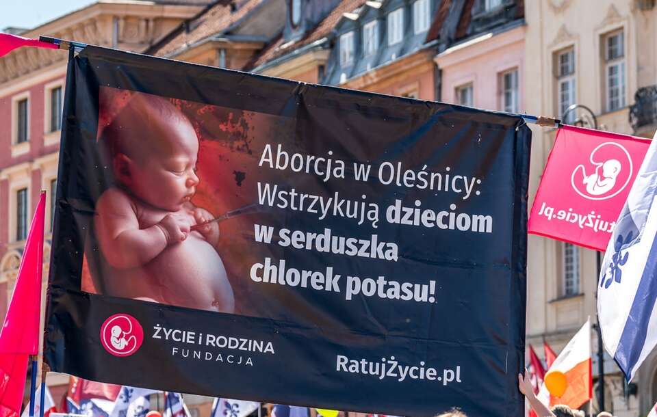 Marsz dla Życia i Rodziny w Warszawie, kwiecień 2025 r. Transparent nawiązujący do historii ze szpitala w Oleśnicy / autor: Fratria